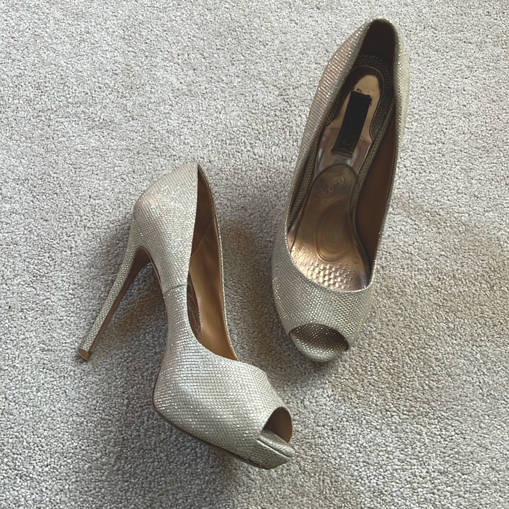 Badgley Mischka Stunning Gold Mesh Heels